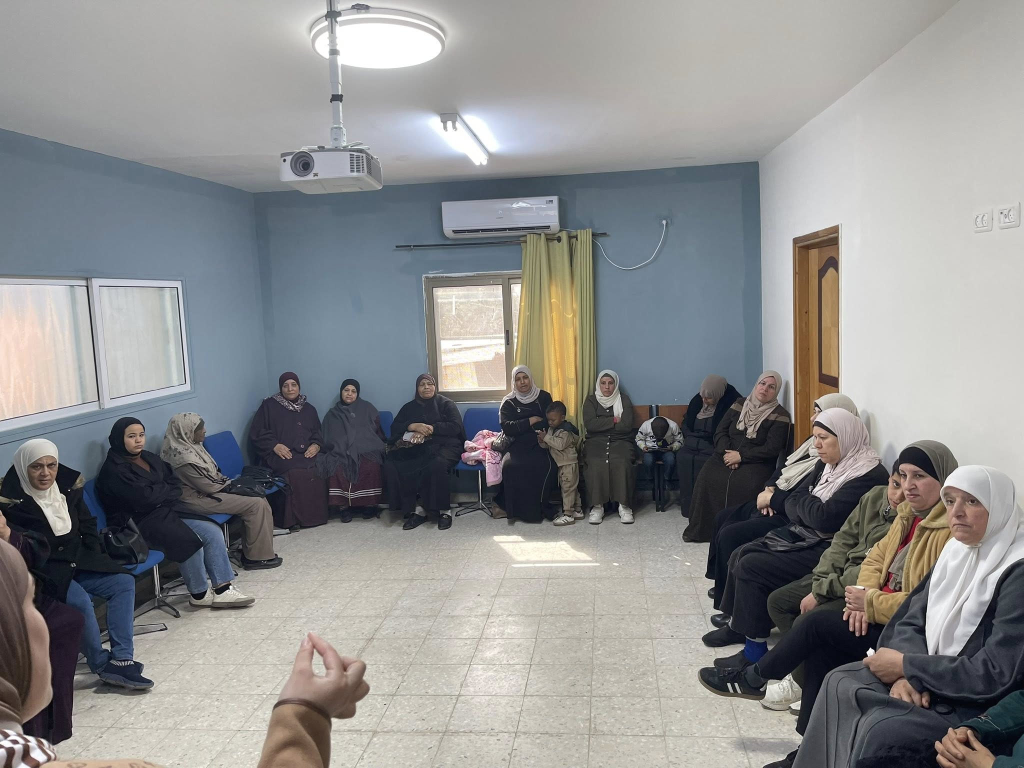 The session focused on adolescence and the approaches that should be followed to understand the changes that occur in children and how to effectively deal with their behaviors.
- 2