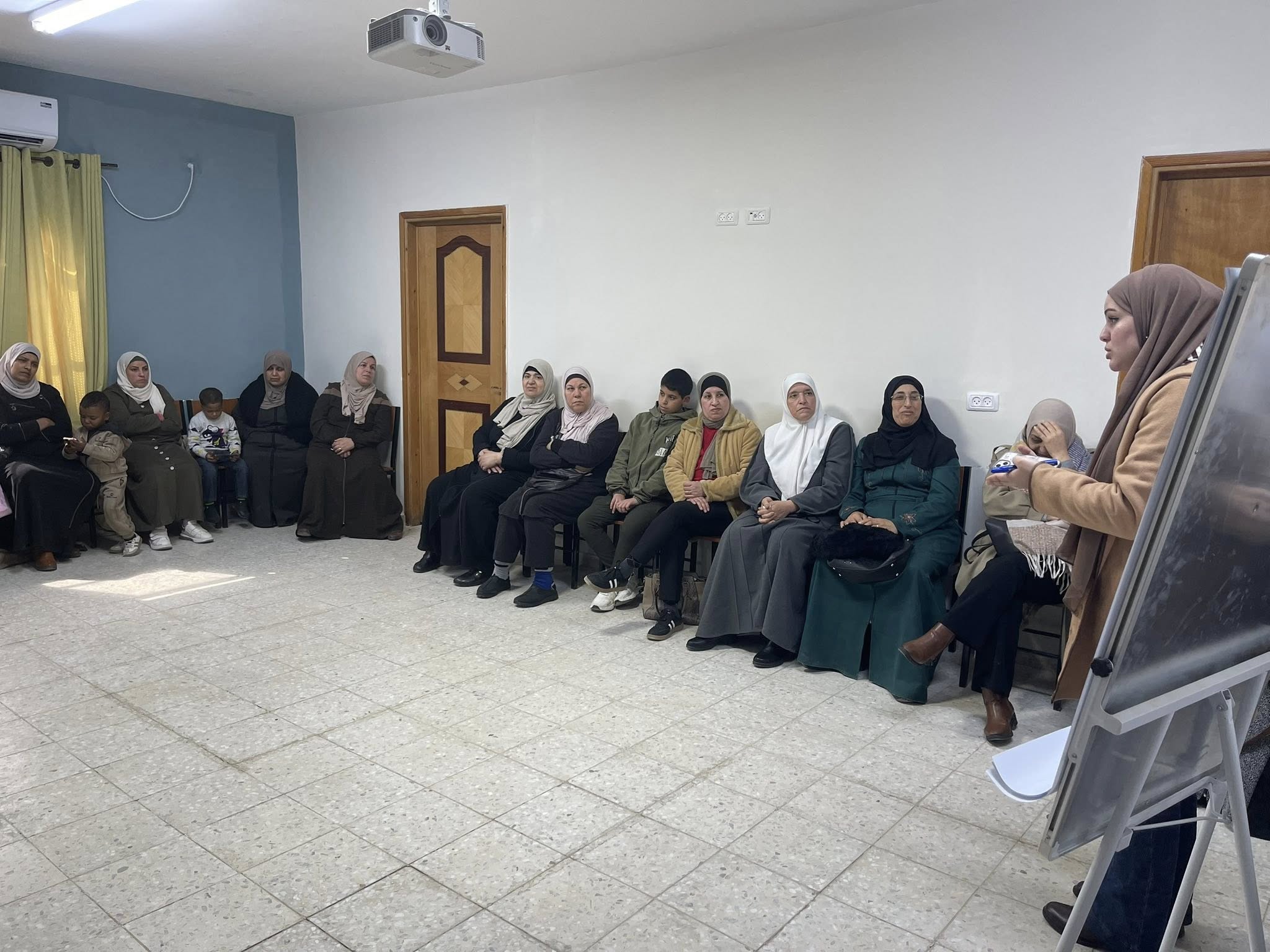 The session focused on adolescence and the approaches that should be followed to understand the changes that occur in children and how to effectively deal with their behaviors.
- 4