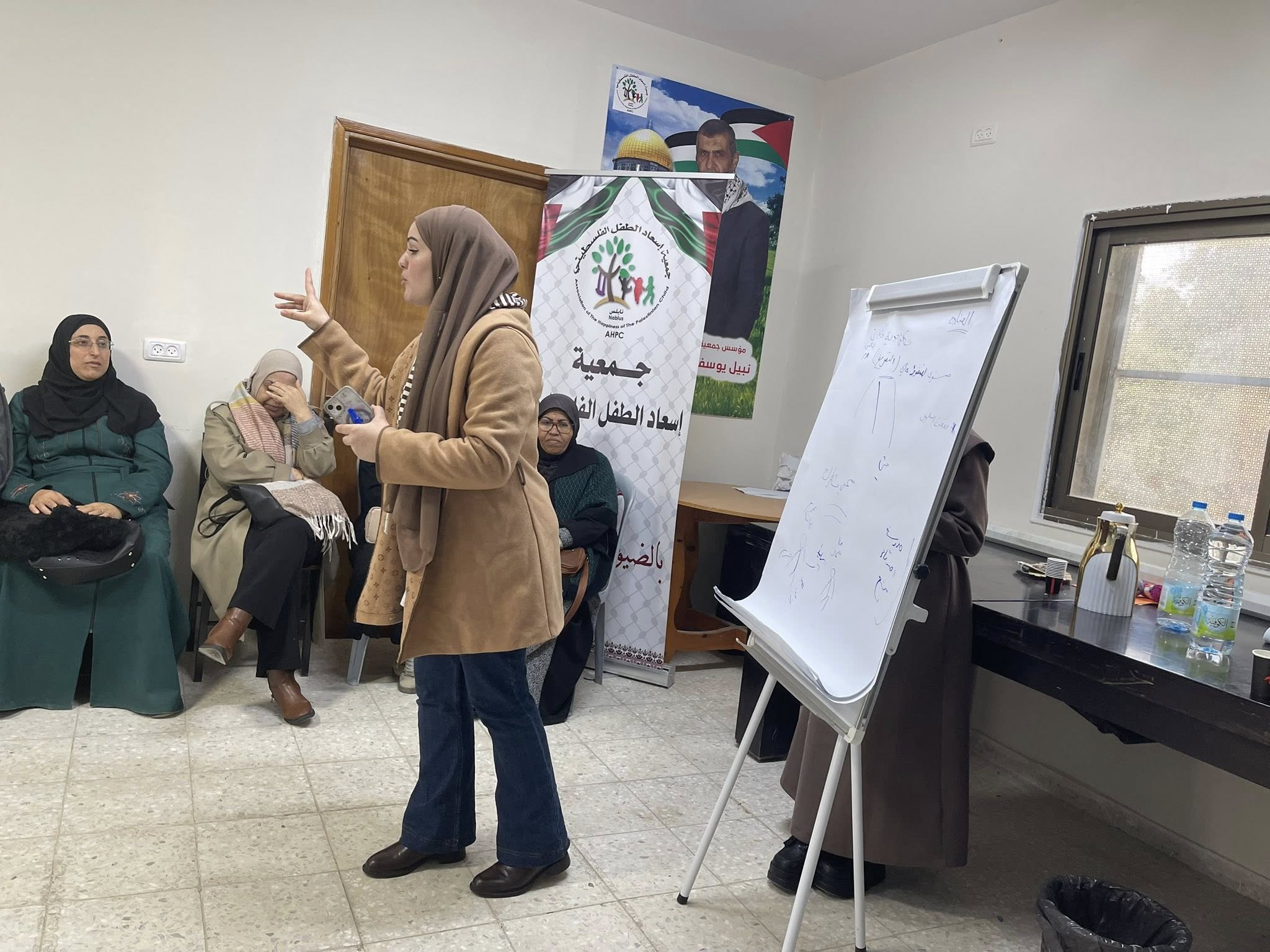 The session focused on adolescence and the approaches that should be followed to understand the changes that occur in children and how to effectively deal with their behaviors.
- 3