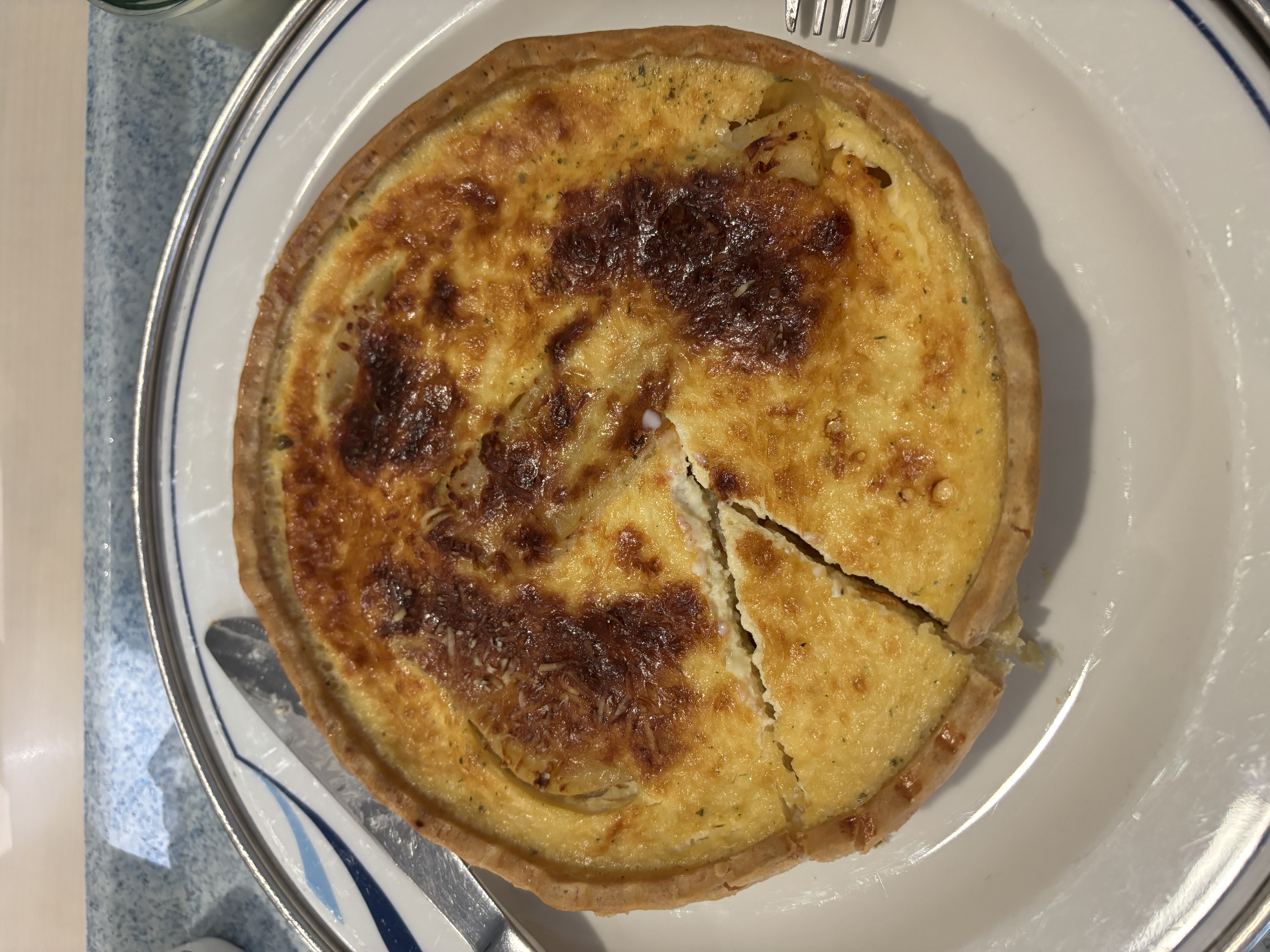 À première vue, il avait l’air délicieux, ce gâteau.