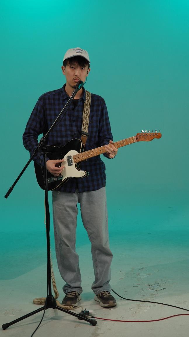 ‹피치 못할 블루스 – 보컬›, 2025, 4K 디지털 비디오, 컬러, 사운드, 사이니지, 액자, 7분 10초 (루프), 193 × 112 × 6 cm, Ed. 1/5, A.P. 2