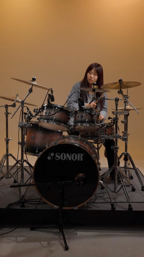 ‹피치 못할 블루스 – 드럼›, 2025, 4K 디지털 비디오, 컬러, 사운드, 사이니지, 액자, 3분 36초 (루프), 193 × 112 × 6 cm, Ed. 1/5, A.P. 2