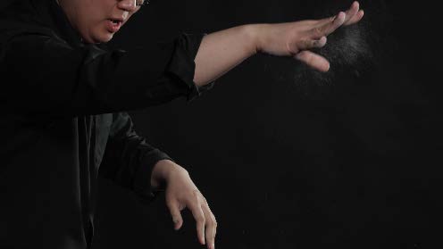 ‹창조자의 손›, 2025, 4K 디지털 비디오, 컬러, 사이니지, 액자, 8분 36초 (루프), 44 × 75 × 6 cm, Ed. 1/5, A.P. 2