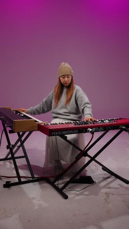 ‹피치 못할 블루스 – 오르간›, 2025, 4K 디지털 비디오, 컬러, 사운드, 사이니지, 액자, 4분 18초 (루프), 193 × 112 × 6 cm, Ed. 1/5, A.P. 2