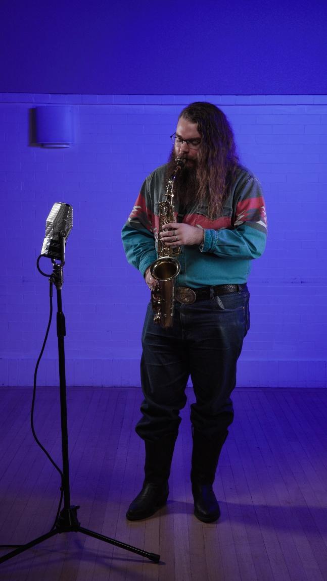 ‹피치 못할 블루스 – 색소폰›, 2025, 4K 디지털 비디오, 컬러, 사운드, 사이니지, 액자, 4분 18초 (루프), 193 × 112 × 6 cm, Ed. 1/5, A.P. 2