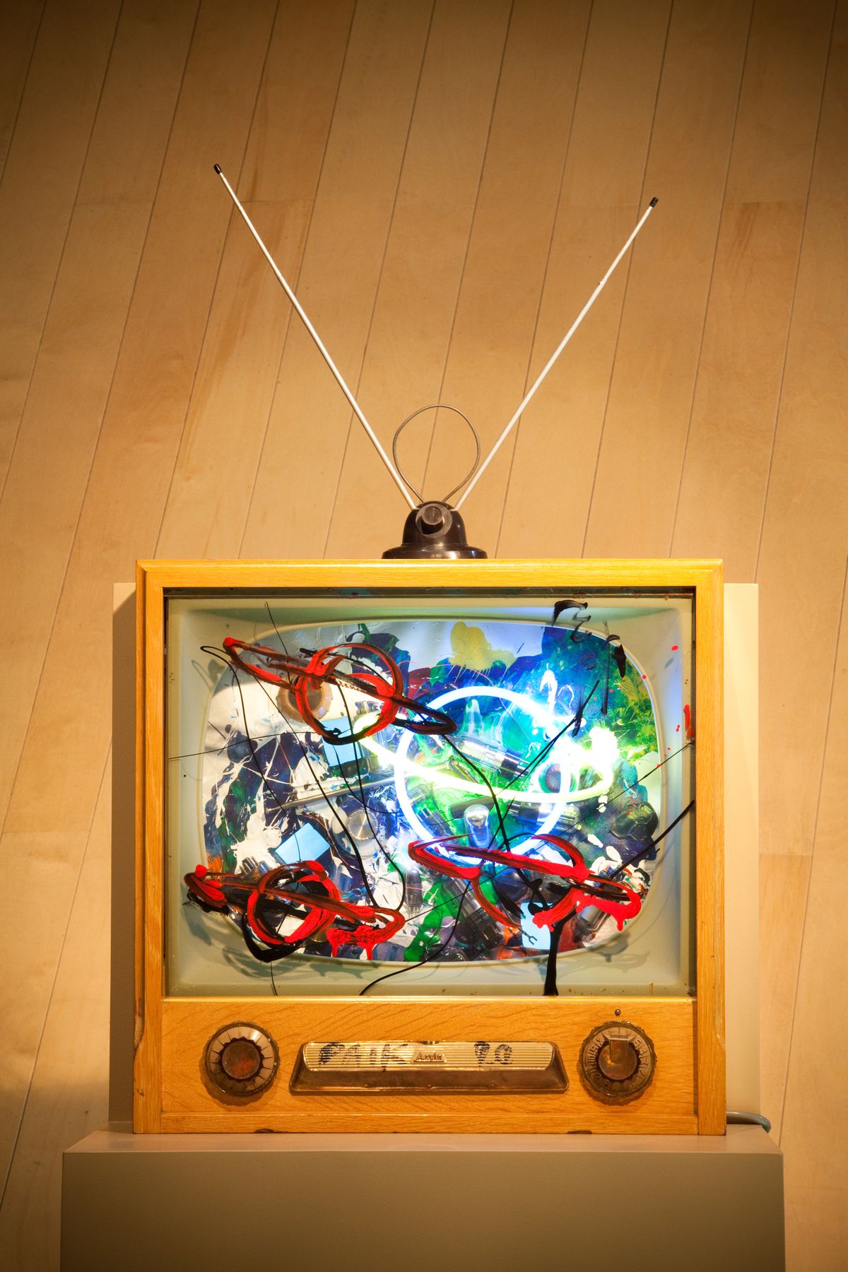 ‹네온 TV – 접시 안테나›, 1990, 혼합 매체, 60 × 60 × 25 cm
