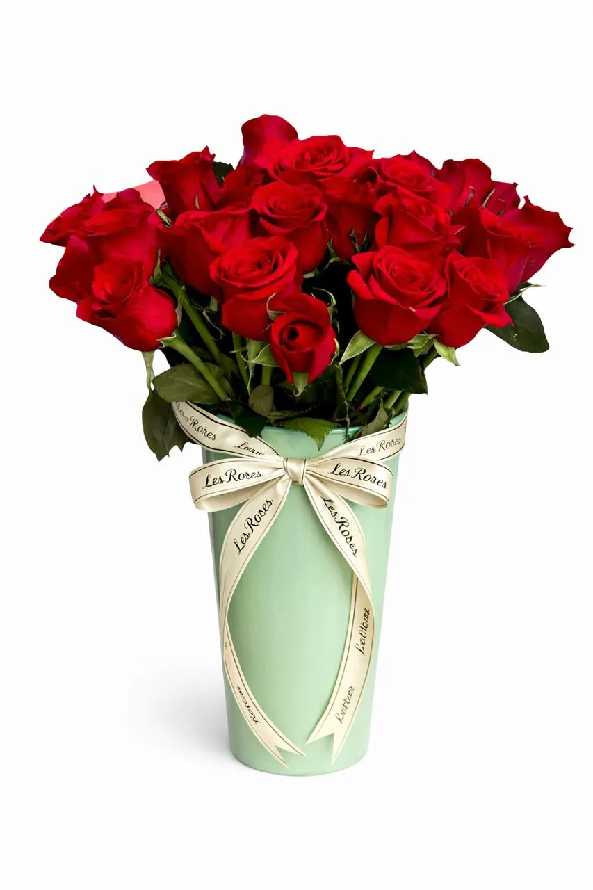 Jarron Premium De Rosas Rojas — Romance. Arreglo floral de Flores Les Roses con envío a domicilio en Bogotá.