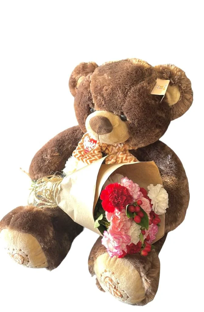 Flores Surtidas De Claveles Y Oso Surtido Mediano — Celebraciones. Arreglo floral de Flores Les Roses con envío a domicilio en Bogotá.