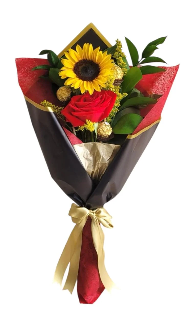 Flores De Girasol Y Rosa Con 3 Chocolates En Bouquet — Celebraciones. Arreglo floral de Flores Les Roses con envío a domicilio en Bogotá.