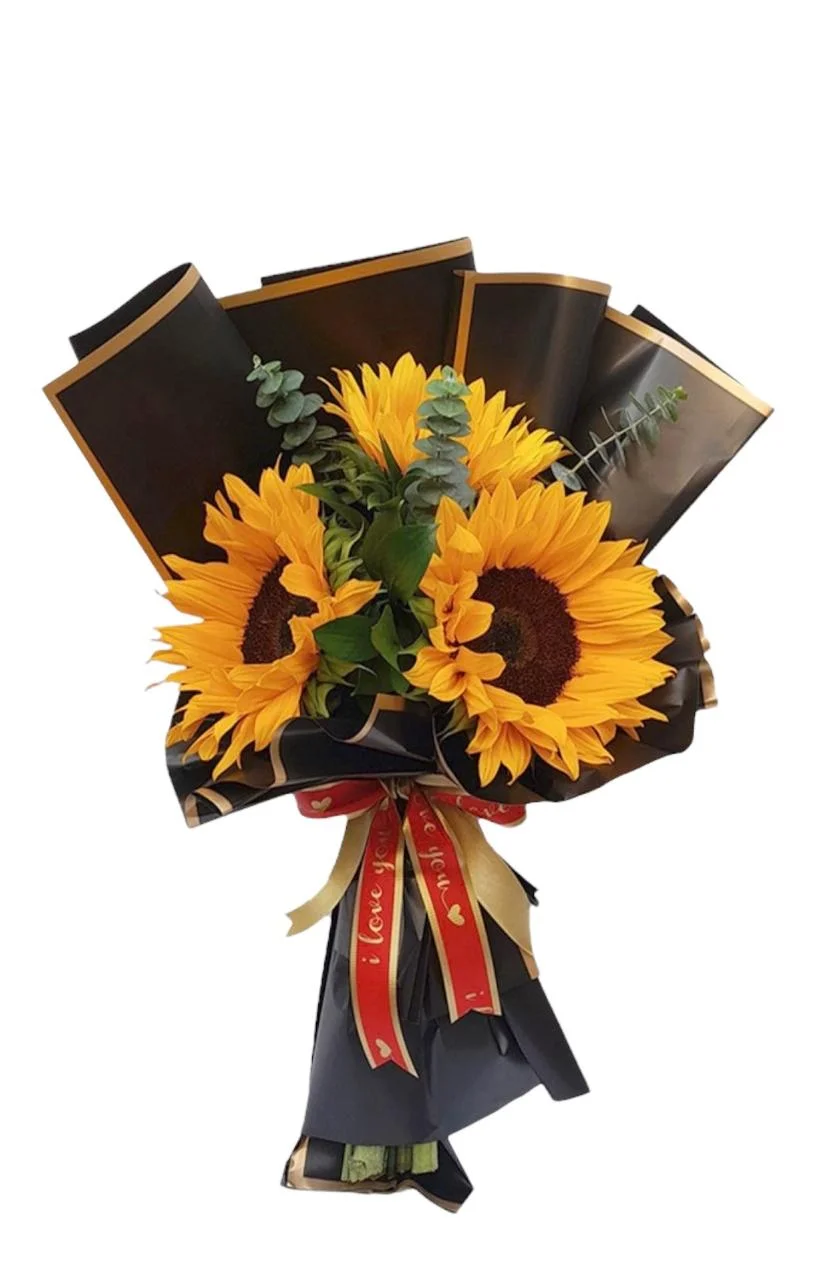 Ramo Floral De Girasoles X3 En Papel Coreano — Agradecimientos. Arreglo floral de Flores Les Roses con envío a domicilio en Bogotá.