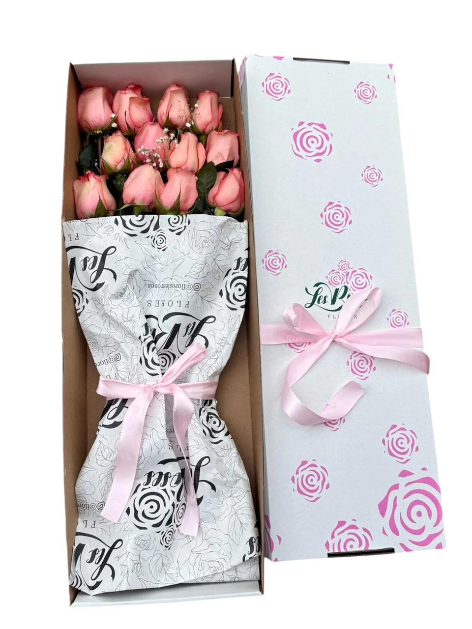 Flores De Rosas De Colores En Estuche 12 Unidades Surtidas — Celebraciones. Arreglo floral de Flores Les Roses con envío a domicilio en Bogotá.