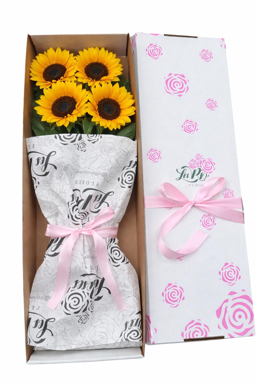Caja de girasoles amarillos — Agradecimientos. Arreglo floral de Flores Les Roses con envío a domicilio en Bogotá.