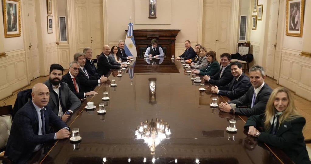 "Javier Milei volverá a reunir a sus ministros en la previa del envío del Presupuesto 2027 al Congreso y el proyecto de Ley de Defensa de la Soberanía Nacional." (TN)