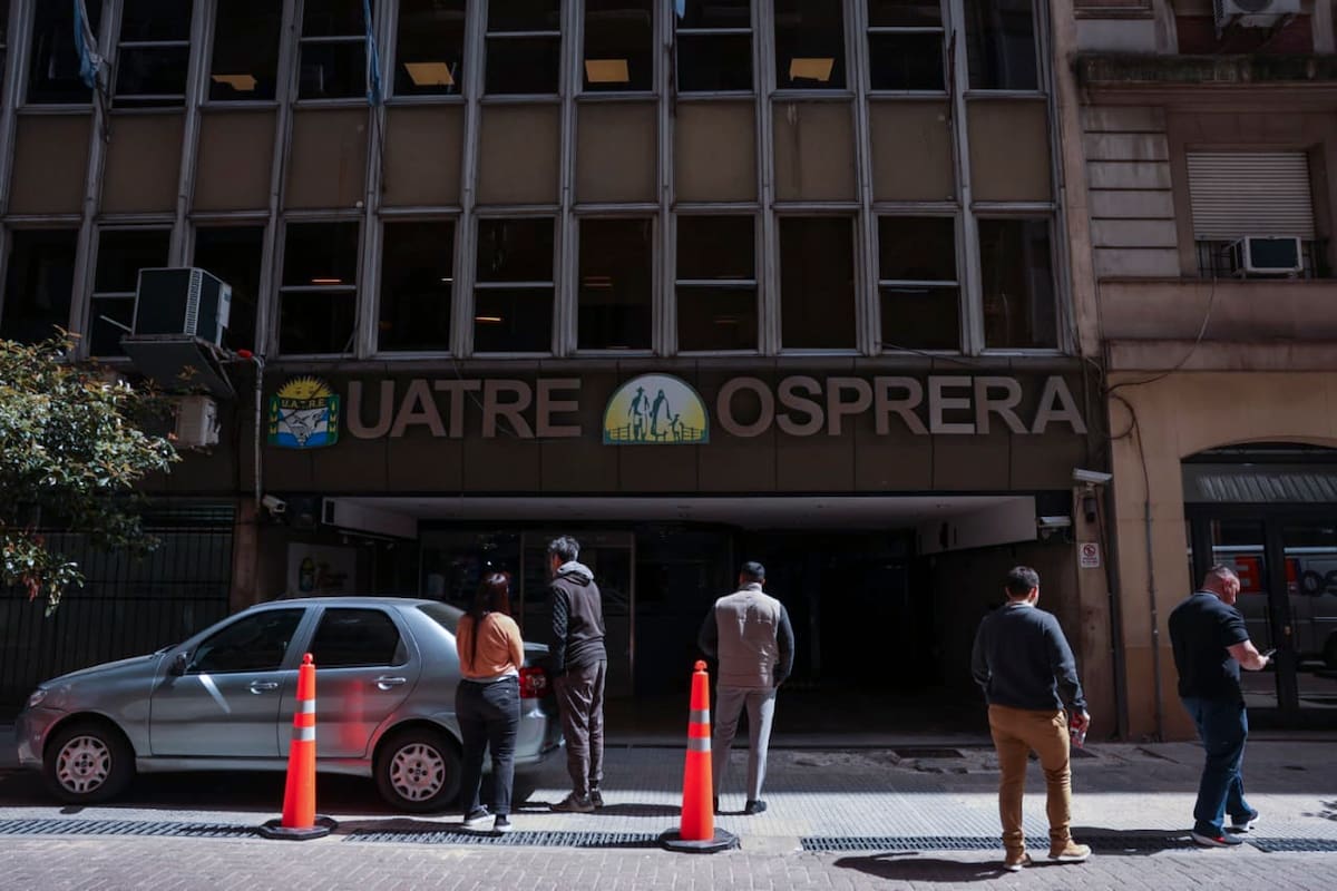 "La sede de Osprera, en Reconquista 630, durante un allanamiento" (La Nación)