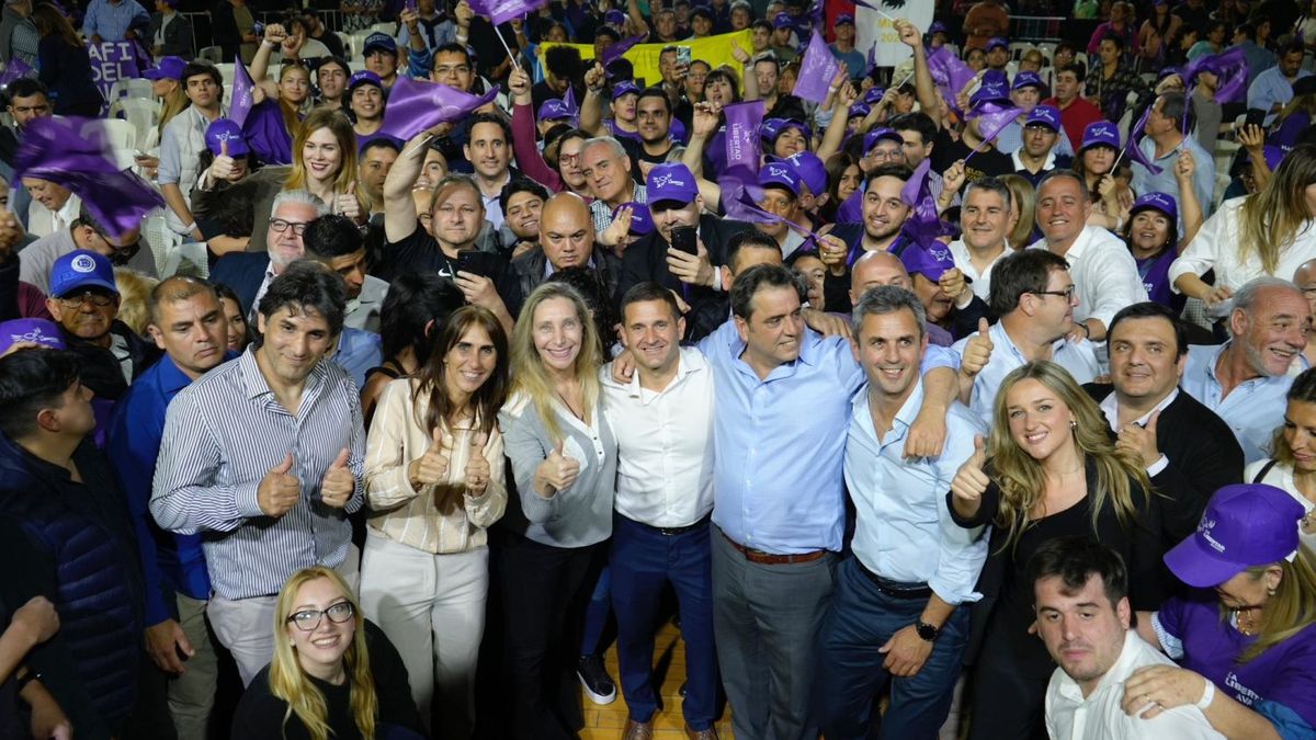 "Karina Milei, en un acto en Tucumán, junto a Lisandro Catalán y Soledad Molinuevo, candidatos en 2027." (Ámbito)