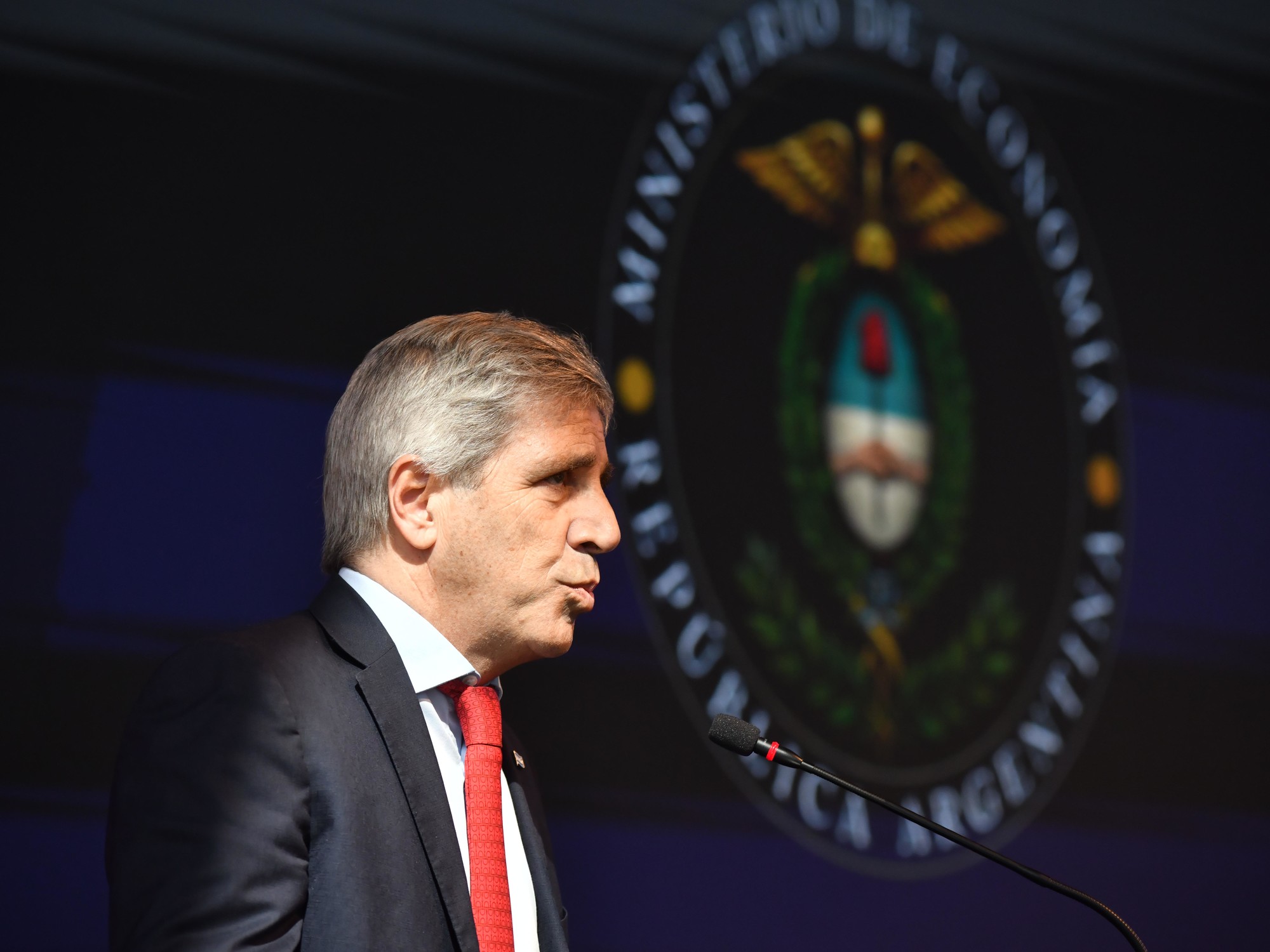 El ministro de Economía atribuyó el desplome del EMAE a shocks transitorios: gas, clima y el Mundial. (Clarín)