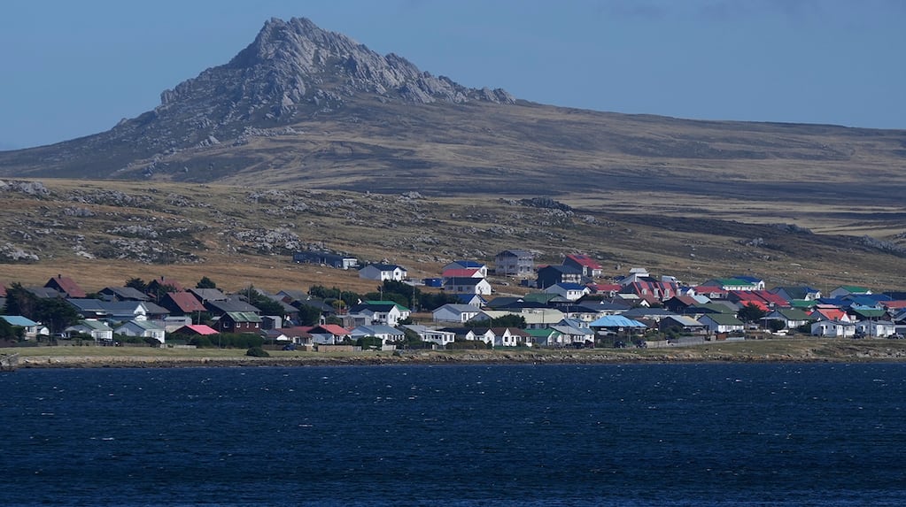 "El monte Tumbledown se levanta detrás de la única ciudad de las Islas Malvinas." (TN)