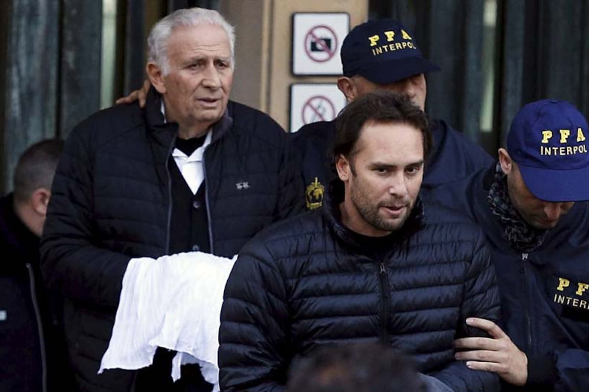 "Hugo y Mariano Jinkis, detenidos por el escándalo del FIFAgate." (La Nación)