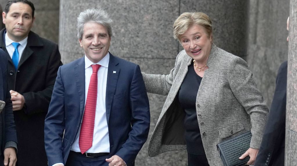 "Luis Caputo junto a Kristalina Georgieva en el Palacio de Hacienda." (TN)