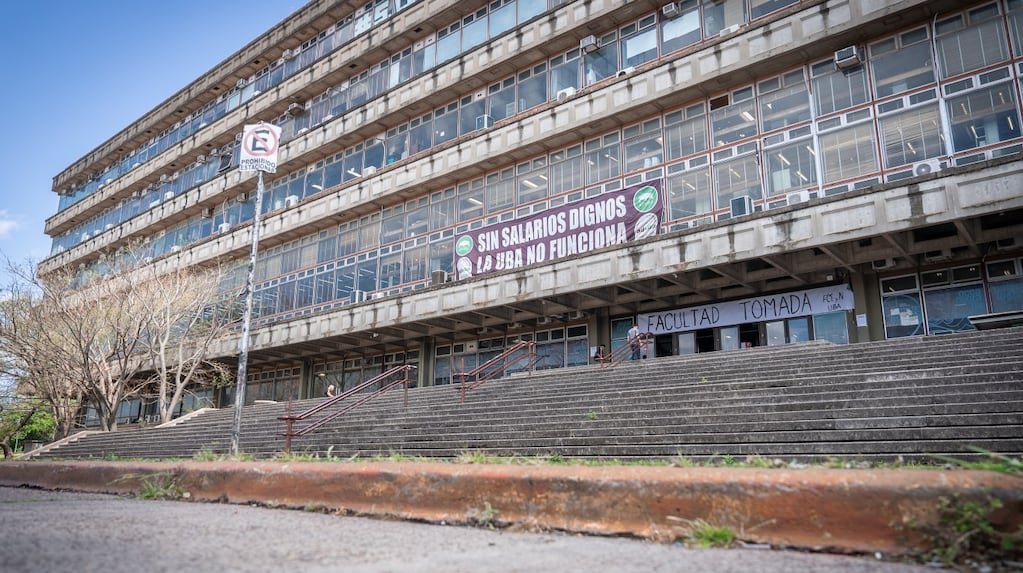 "Los docentes de las universidades públicas nacionales inician este miércoles un paro de 72 horas." (TN)