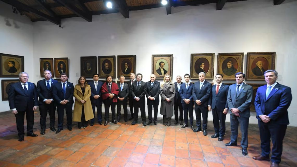 Milei junto a gobernadores aliados: la Casa Rosada arma una comitiva de más de diez mandatarios para la Argentina Week en París. (Diario Perfil)