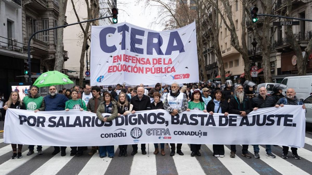 "Ante la falta de respuesta en el ámbito paritario y judicial, el incumplimiento de la Ley de Financiamiento Universitario y en el marco del debate parlamentario del presupuesto 2027, nos volvemos a encontrar para defender la universidad pública y el sistema científico nacional." (Ámbito Financiero)