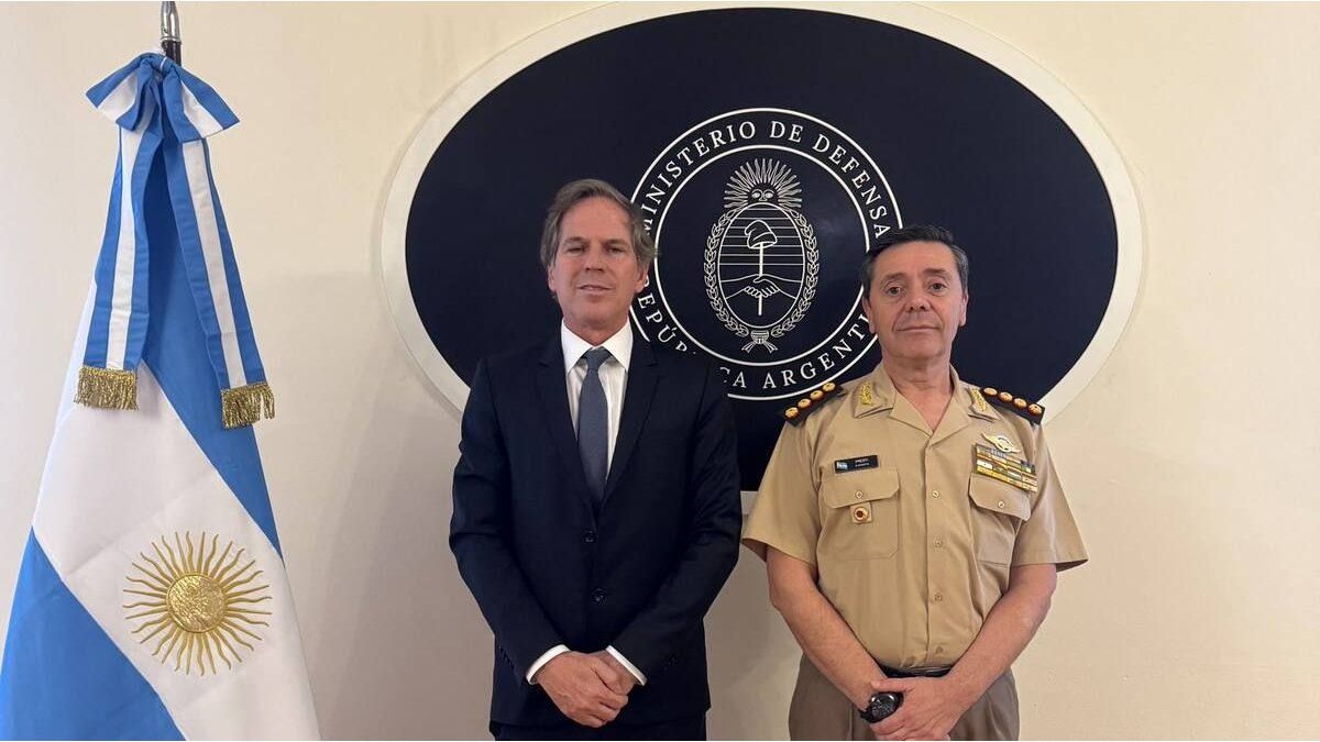"Pablo Quirno y Carlos Presti encabezan la comitiva que viaja a Tierra del Fuego por la Base Naval Integrada." (Ámbito)