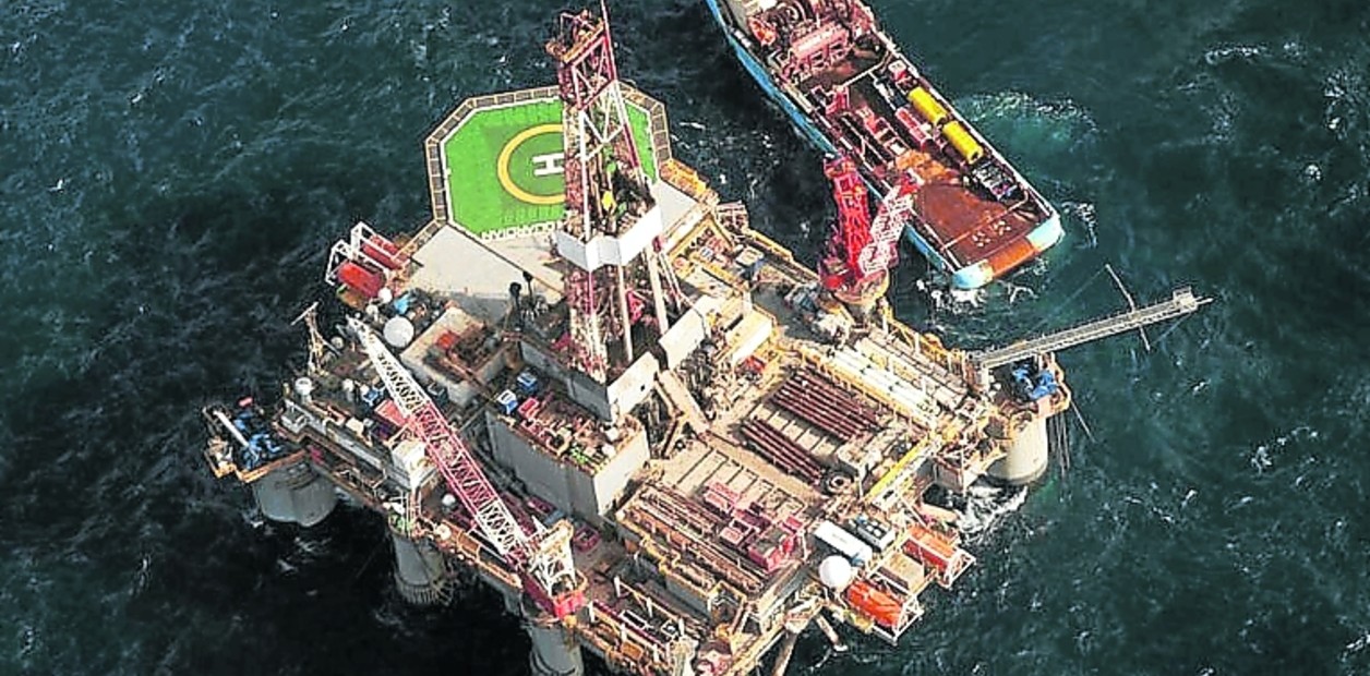 "En el mar. Una de las plataformas que busca petróleo en Malvinas." (Clarín)