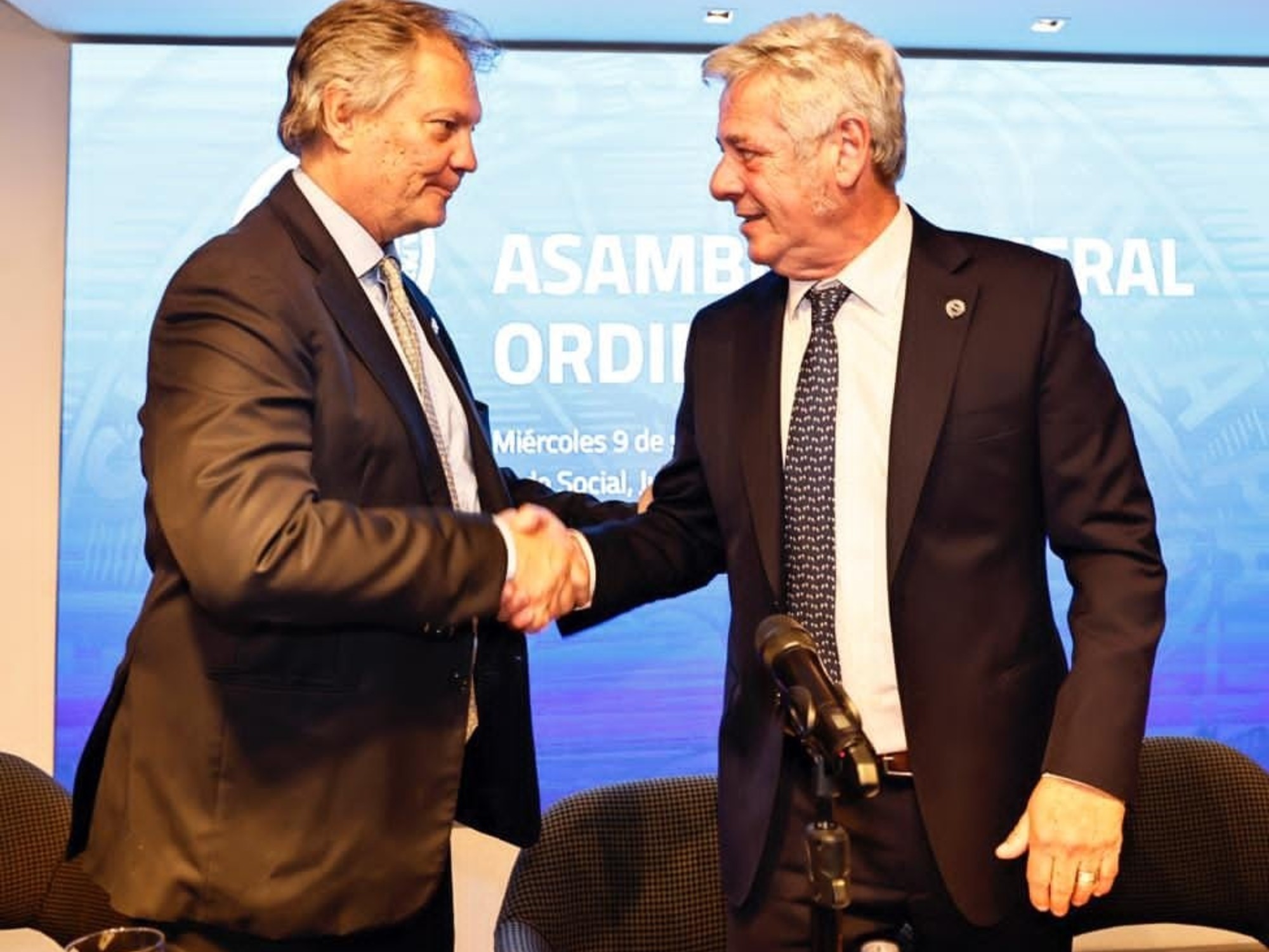 Javier Milei junto a Nicolás Pino, reelecto al frente de la Sociedad Rural. (Clarín)