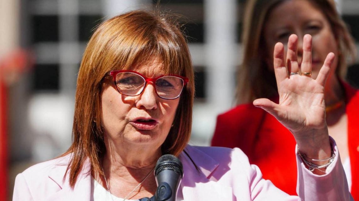 "La libertad de prensa se respeta. Y a los feudalismos dictatoriales les queda poco." (Diario Perfil)