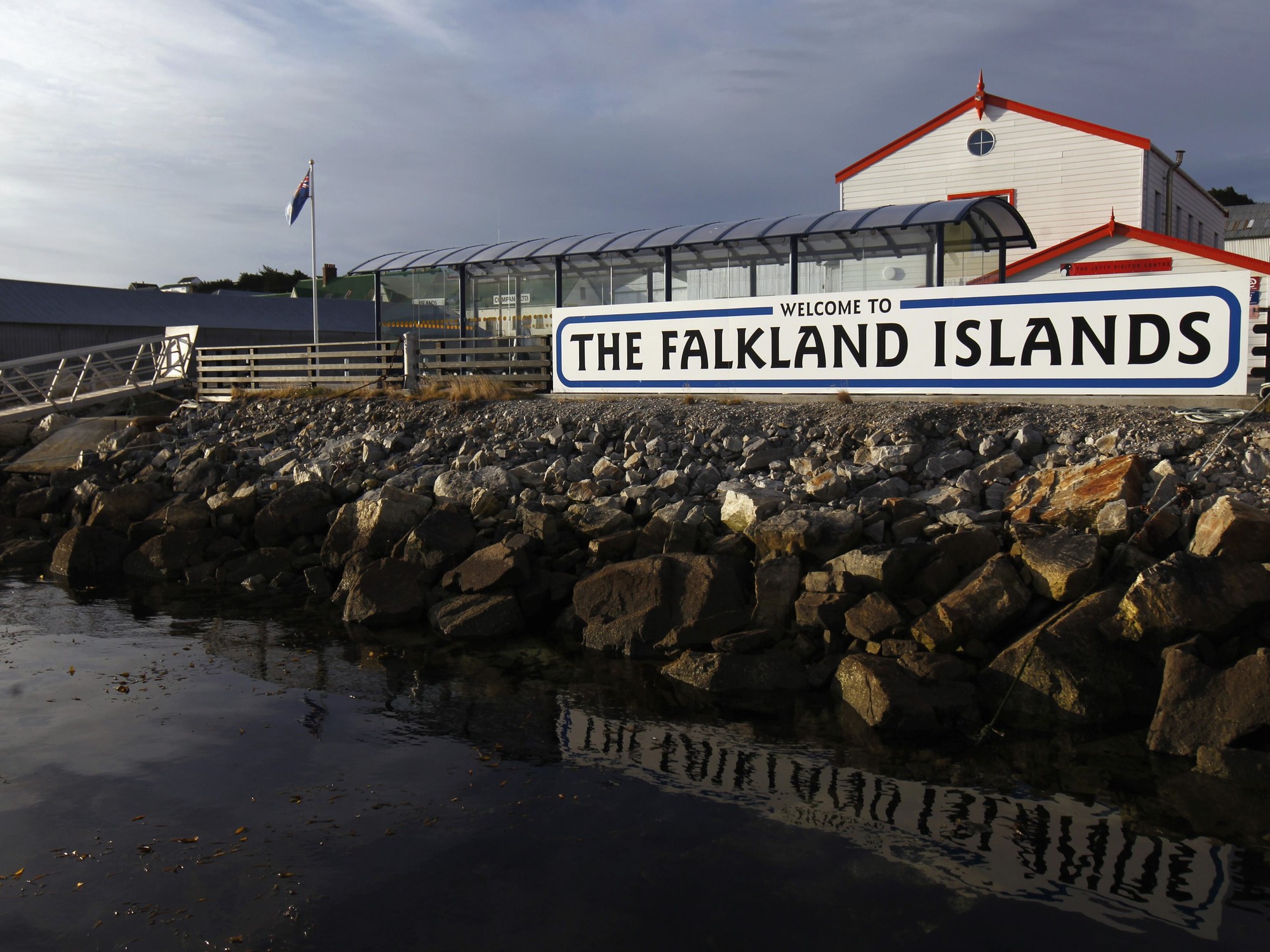 "Escala la tensión de Argentina con el Reino Unido por las Islas Malvinas." (Clarín)