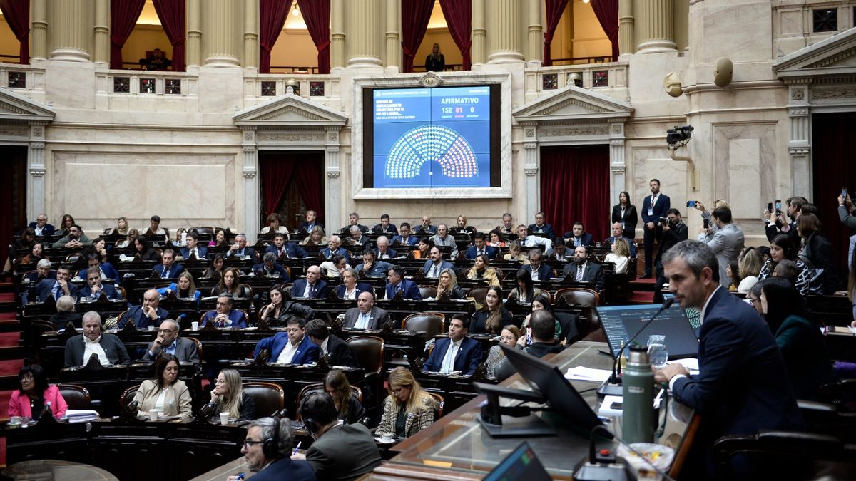 "La oposición busca una megasesión para acorralar al Gobierno." (A24)
