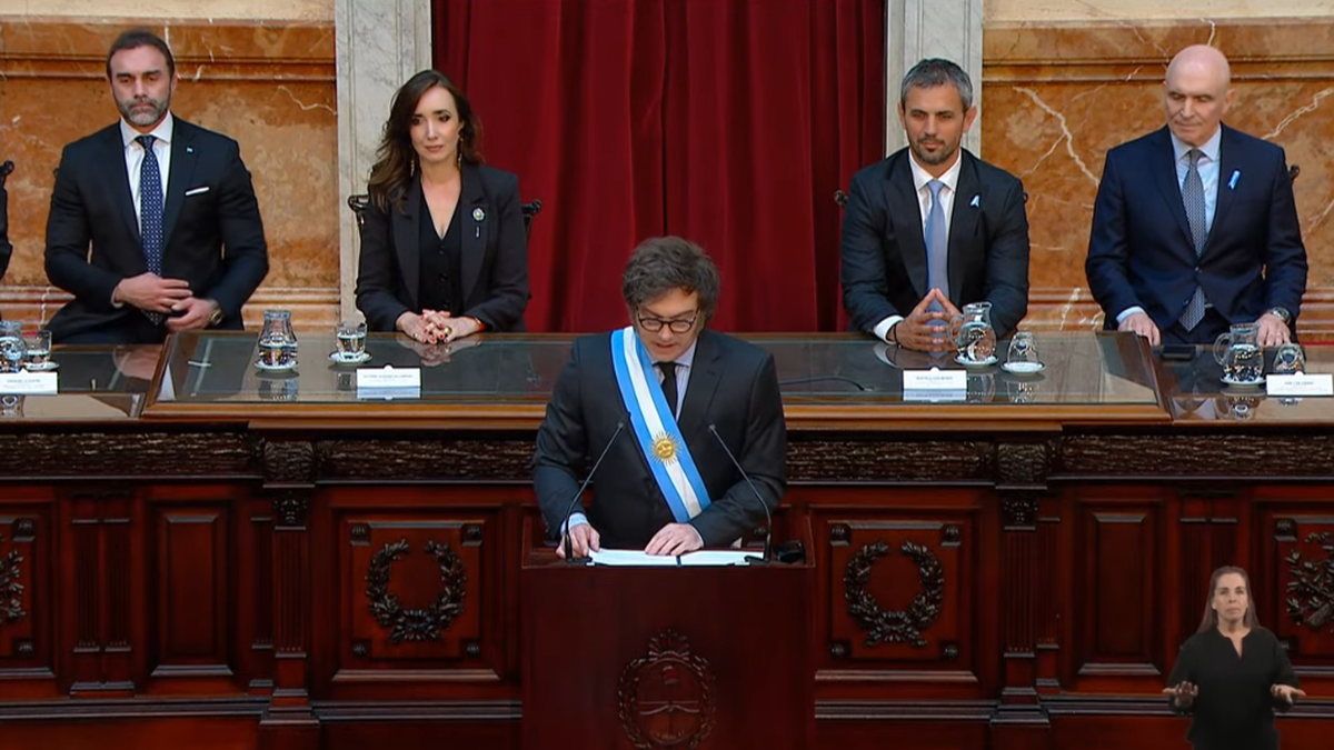 "Sin cadena nacional ni visita al recinto, el Ejecutivo envía hoy al Congreso el Presupuesto 2027." (Ámbito)