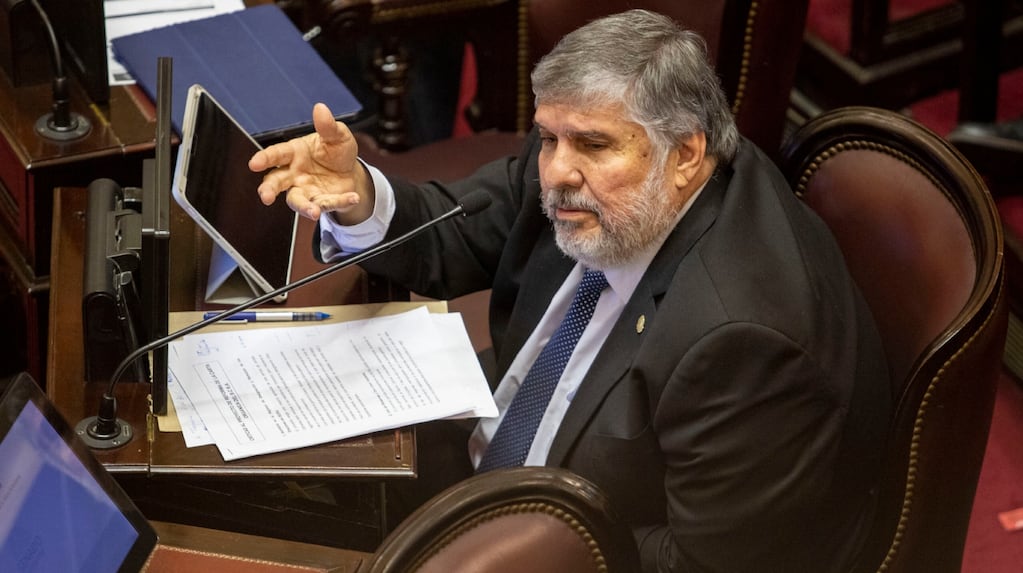 "Con divisiones entre sus aliados y parte de la oposición fuera del recinto, el Gobierno logró aprobar el recorte de subsidios en Zonas Frías." (TN)