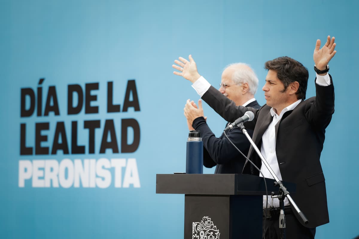 “Axel Kicillof y Jorge Taiana, el 17 de octubre del año pasado” (La Nación / Foto: Nicolás Aboaf, archivo 2025)