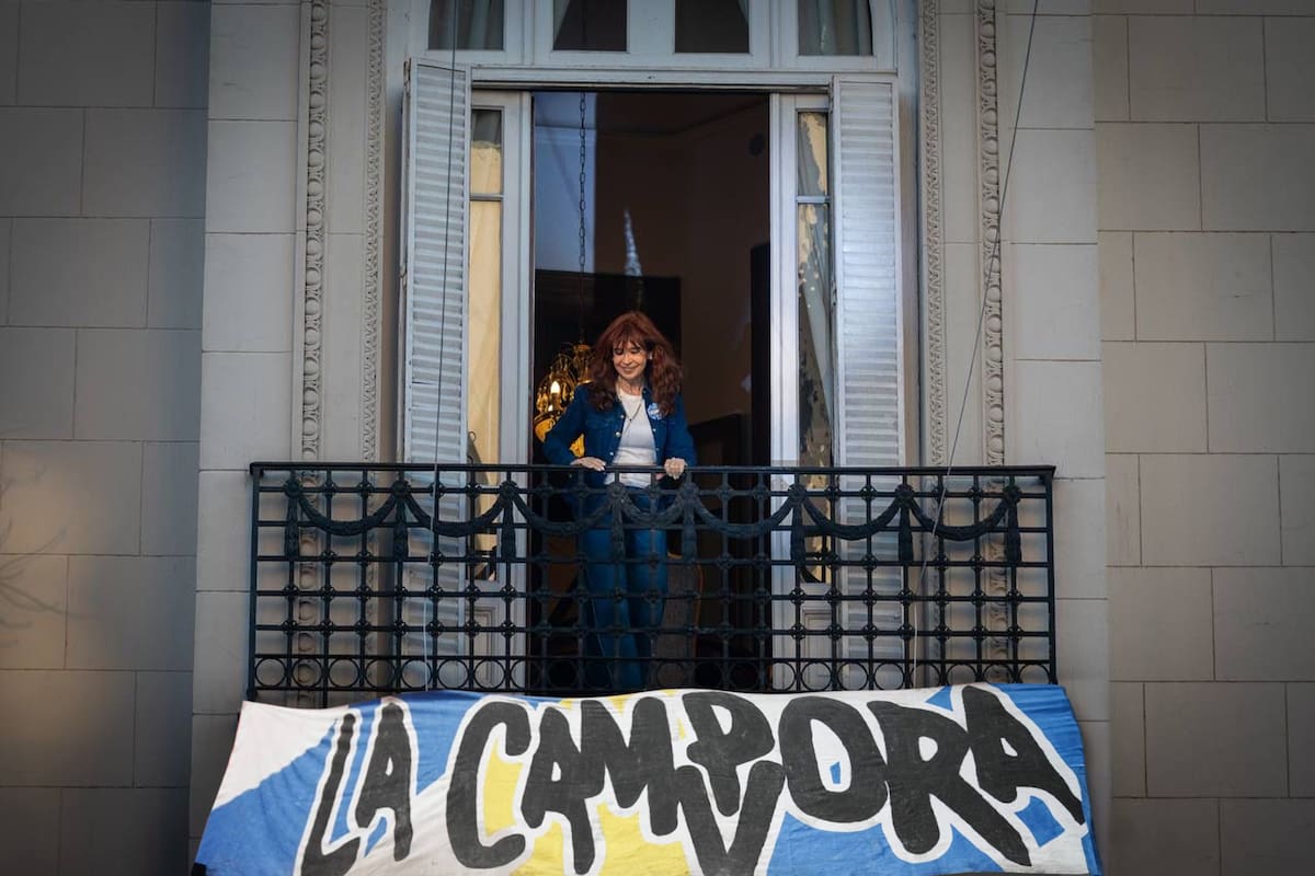 "El departamento de Constitución, donde cumple la condena domiciliaria, queda bajo el embargo preventivo confirmado por Casación." (La Nación)