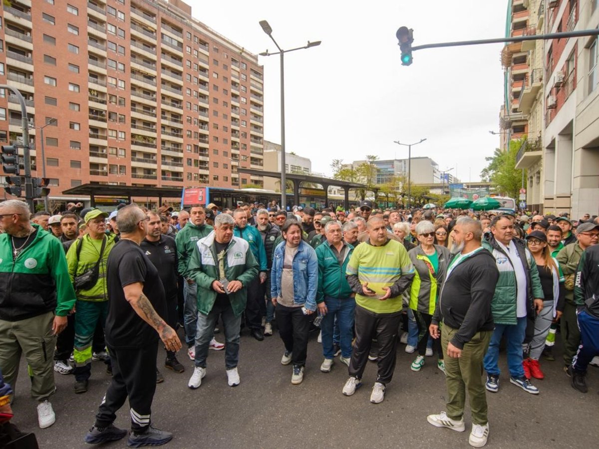 "Vamos a hacer lo imposible para que se pague ese logro histórico", advirtió Pablo Moyano frente a la Comuna 1. (Clarín)