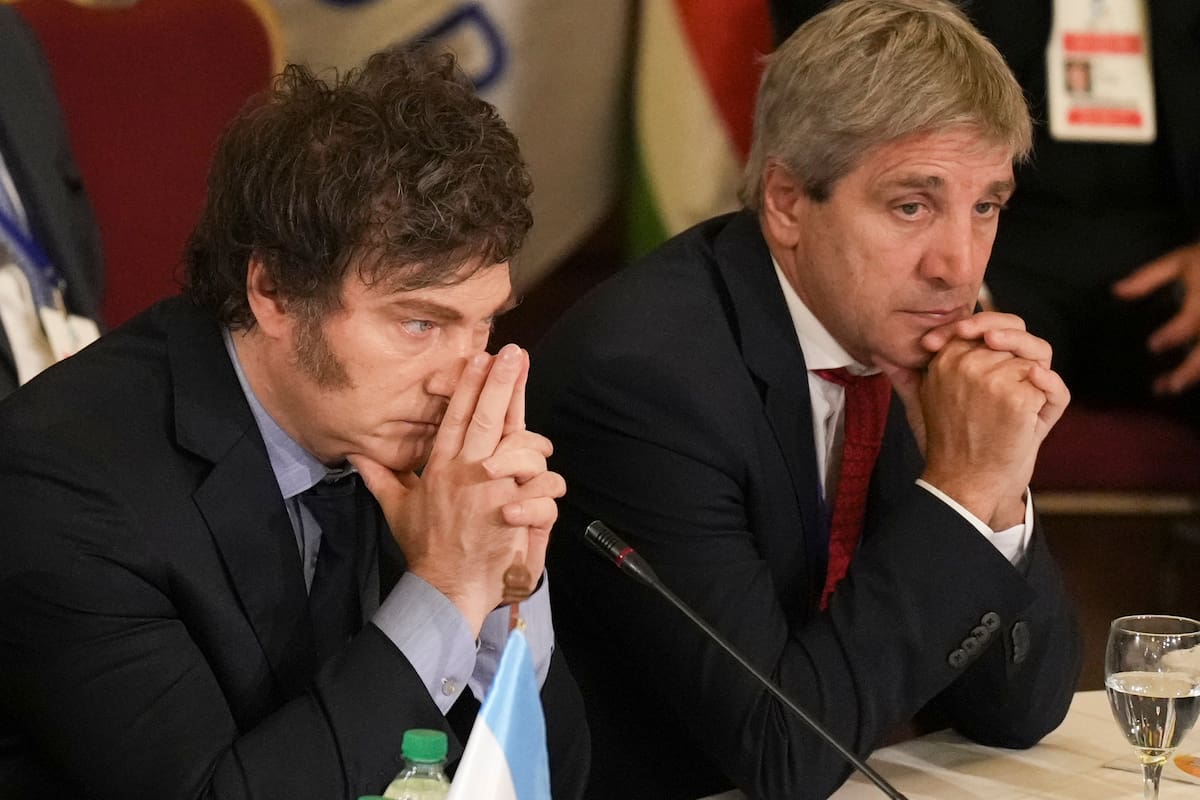 "A falta de recursos, el ministro de Economía plantea trasladar a gobernadores y municipios la ejecución, el financiamiento pendiente y el mantenimiento de la infraestructura: de 2.339 obras relevadas, 457 ya fueron transferidas o están en proceso." (La Nación)