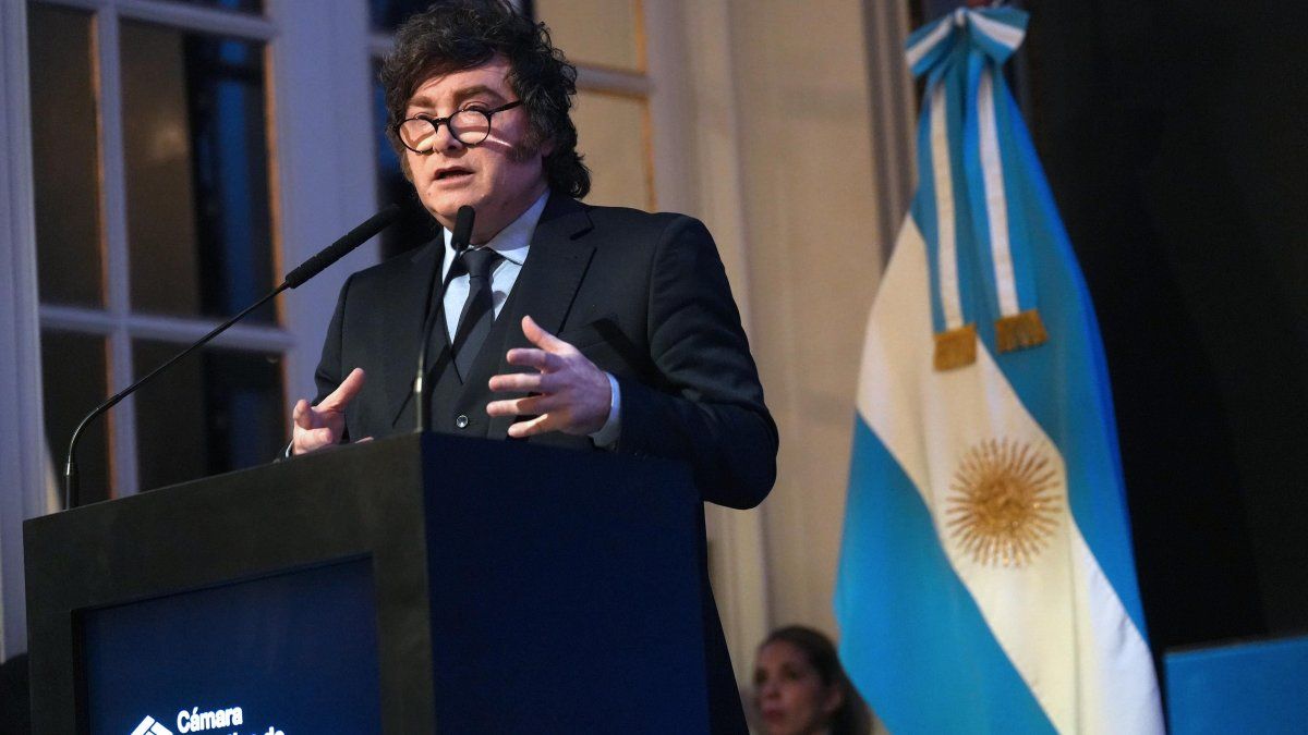 "El presidente Javier Milei encabezará este viernes un acto oficial por el Día del Maestro, en el que brindará un discurso ante docentes y estudiantes." (Ámbito)