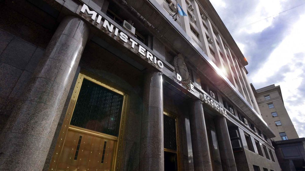 "el Palacio de Hacienda frente a un octubre cargado de vencimientos" (Ámbito)
