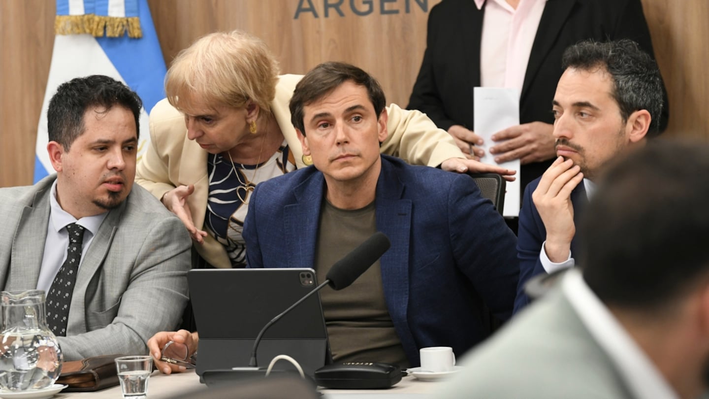 "Giudici coordina el debate sobre endeudamiento familiar en el plenario de comisiones." (TN)