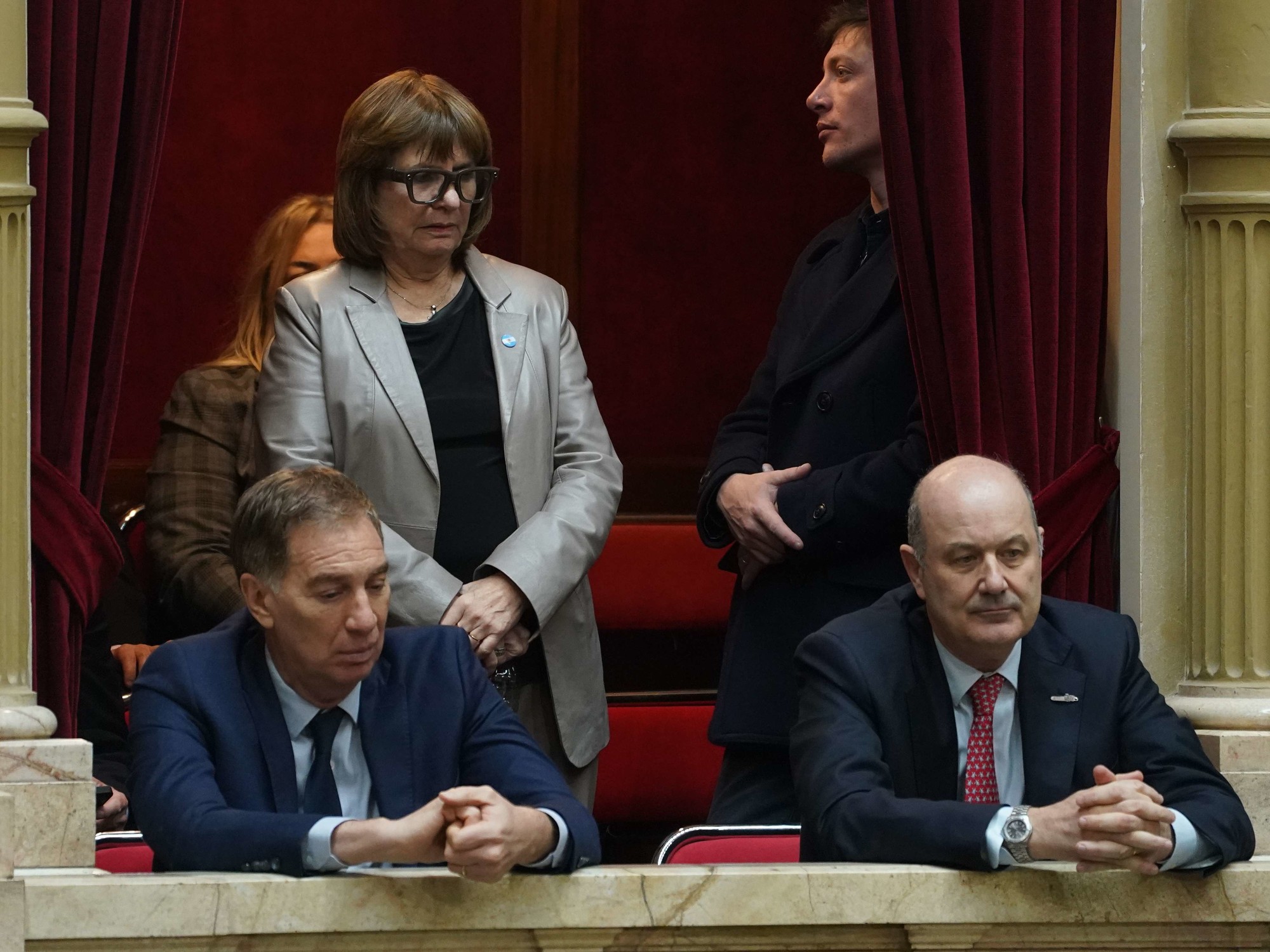 "Patricia Bullrich y Diego Santilli buscan apoyos para suspender o eliminar las PASO, en un palco de Diputados." (Clarín)