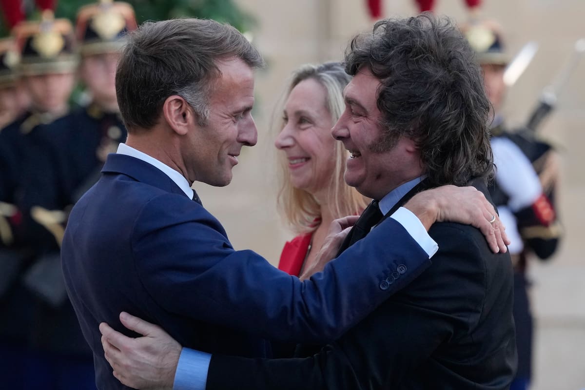 "Javier Milei es recibido por Emmanuel Macron en el Palacio del Elíseo, durante la Argentina Week en París." (LA NACION)