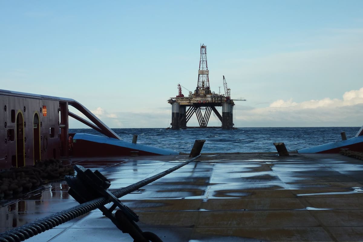 "Una plataforma de exploración petrolera en cercanías de las islas Malvinas" (La Nación)