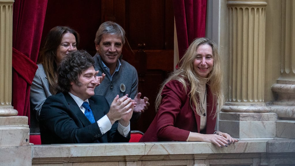 "Milei ordenó bloquear una regulación por morosidad y el Gobierno busca una salida con los aliados" (TN)