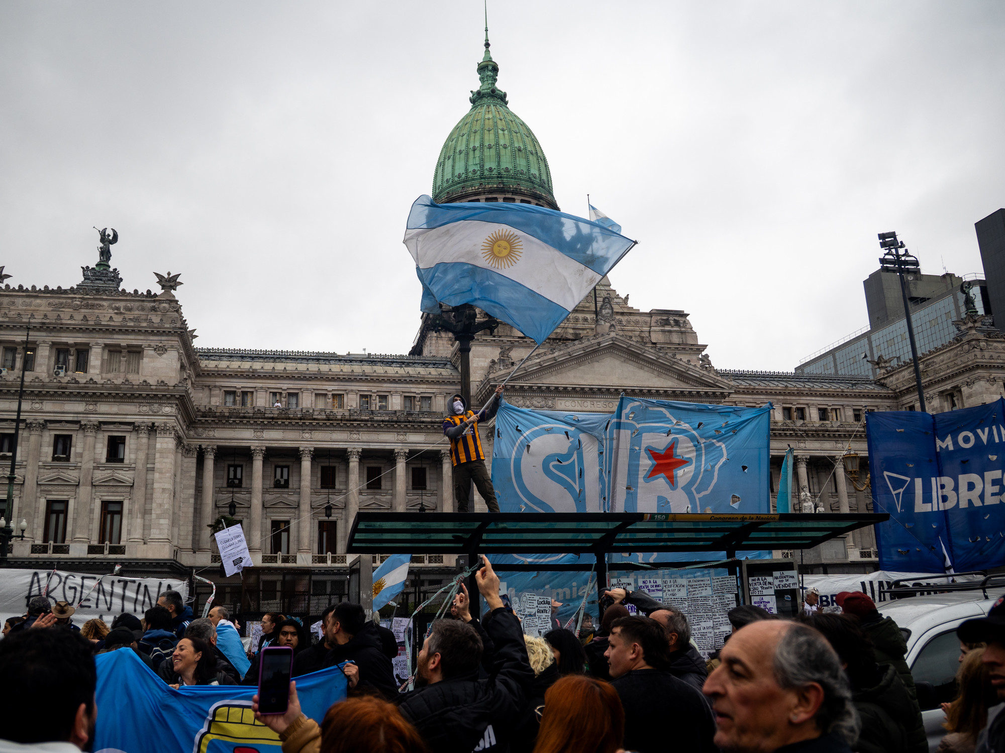 "Marcha en defensa de la Ley de Tierras frente al Congreso." (Clarín)