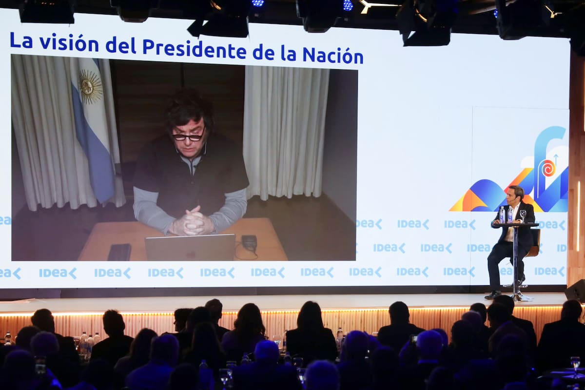"El presidente Javier Milei y José Del Rio en el Coloquio" (La Nación)
