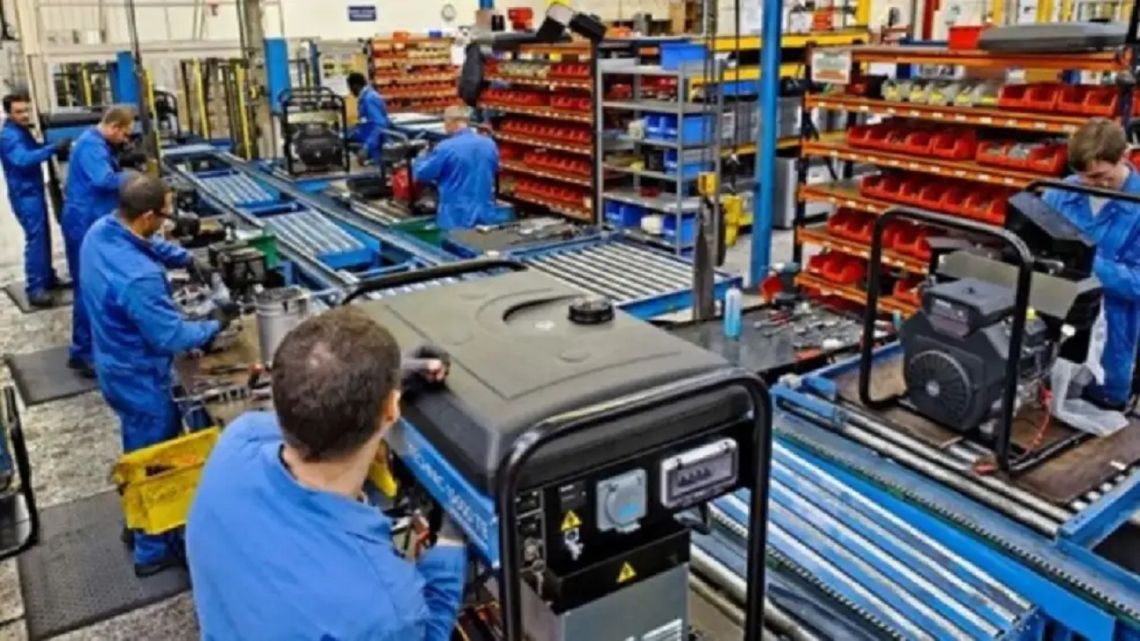 "La economía cayó 0,6% en el segundo trimestre." (Perfil)