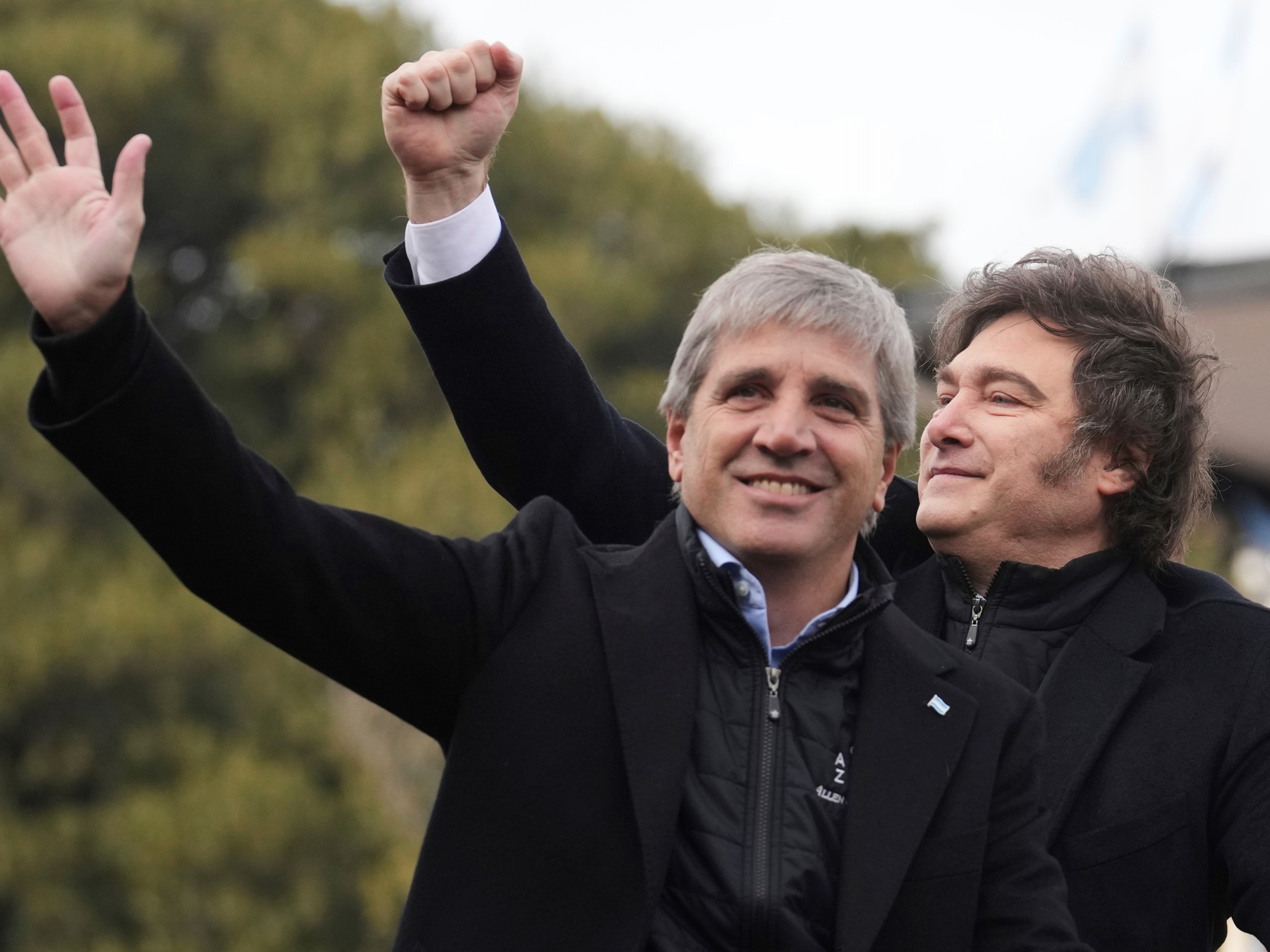 "Caputo y Milei, atentos a la presión sobre el dólar en la previa de las elecciones" (Clarín)
