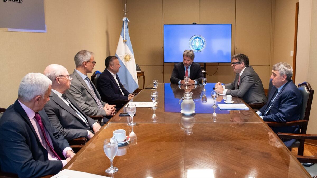 “Nos reunimos con autoridades de la AMIA para analizar posibles acciones de demanda ante instancias jurisdiccionales internacionales en torno al atentado del 18 de julio de 1994” (TN / Foto: X @juanbmahiques)